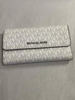 Michael Kors Jet Set Travel Large Trifold Wallet in Bright White Signature Logo